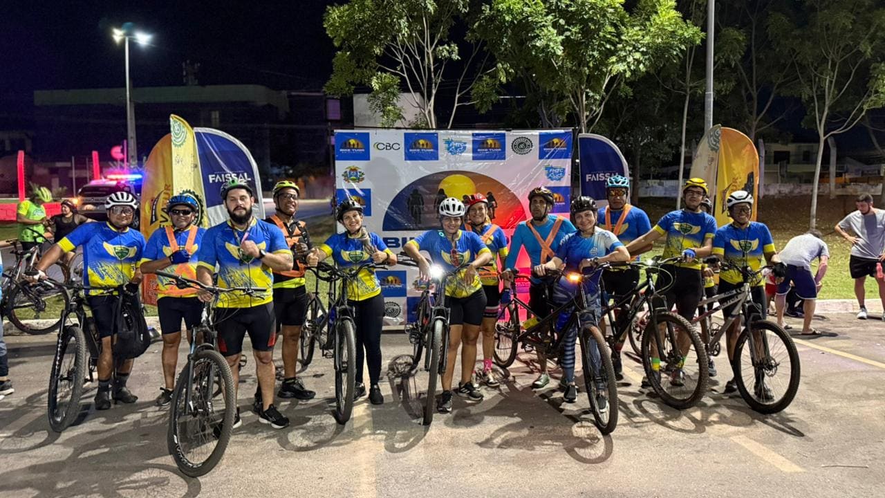Família pedalando em uma edição da Catraca 251
